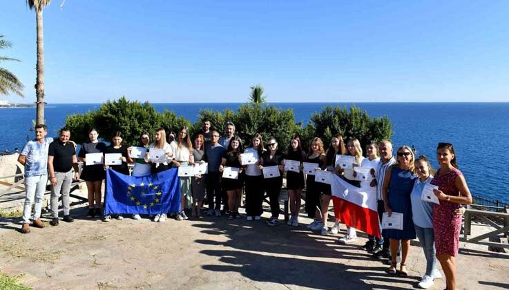 Erasmus projesi ile Antalya’ya gelen gençler, Muratpaşa’dan sertifikalarını aldı