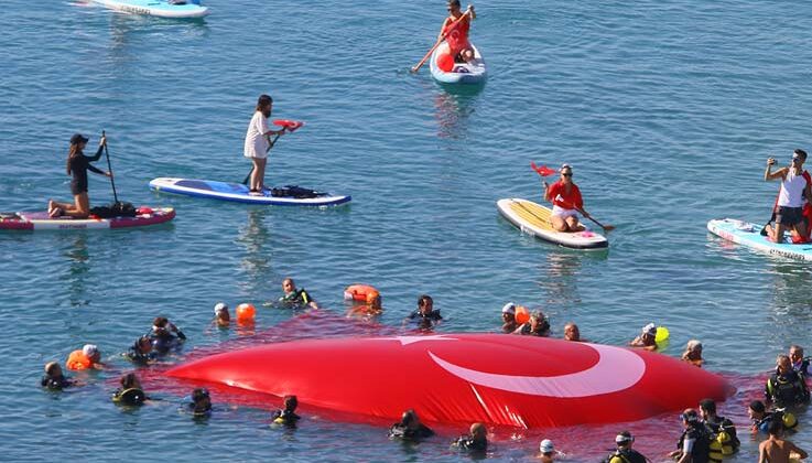 Antalya’da dalgıçlar denizde dev Türk bayrağı açtı