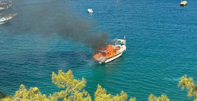 Alev alan tur teknesi sulara gömüldü