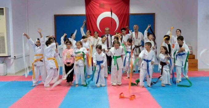 Kemer Belediye karate takımı kuşak atladı