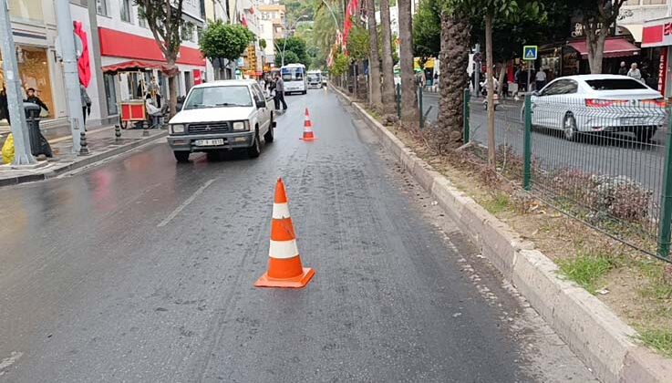 Yağış ve yola dökülen hurmaların kayganlaştırdığı yollar kazaları da beraberinde getirdi