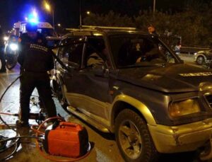 Kazada aracın içinde sıkışan annesinin elini bir an olsun bırakmadı