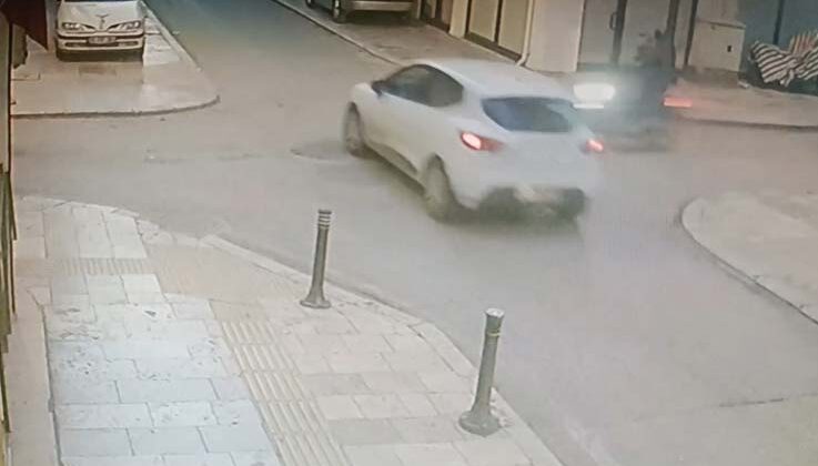 Otomobil ile motosikletin çarpışma anı kamerada: 1 yaralı