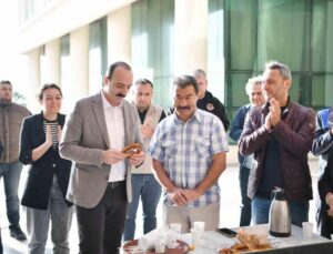 Konyaaltı’nda ‘Yarım maaş, yarım simit’ eylemi