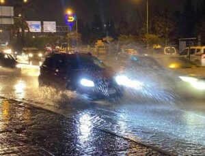 Antalya’da aniden bastıran sağanağa vatandaşlar hazırlıksız yakalandı