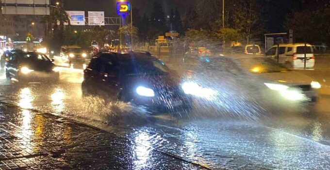 Antalya’da aniden bastıran sağanağa vatandaşlar hazırlıksız yakalandı