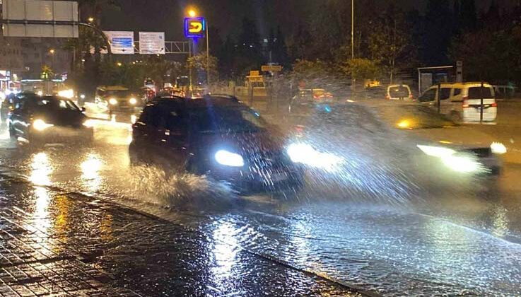 Antalya’da aniden bastıran sağanağa vatandaşlar hazırlıksız yakalandı