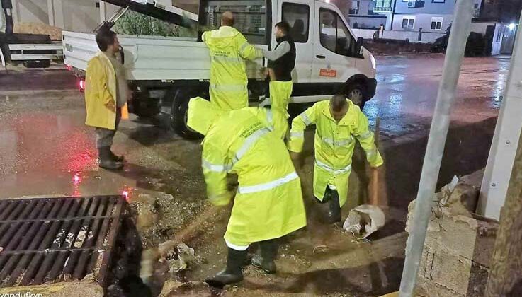 Kepez’den su taşkınına karşı gece mesaisi