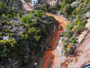 Alanya Belediyesi’nden yağmurda kapanan yollara anında müdahale