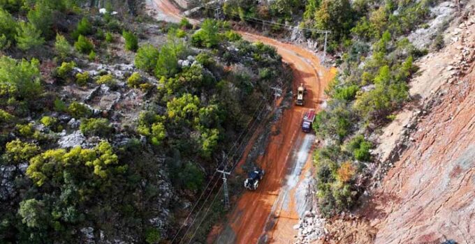 Alanya Belediyesi’nden yağmurda kapanan yollara anında müdahale