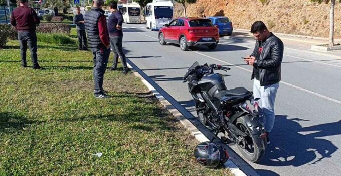 Antalya’da motosiklet minibüsle çarpıştı: 2 yaralı