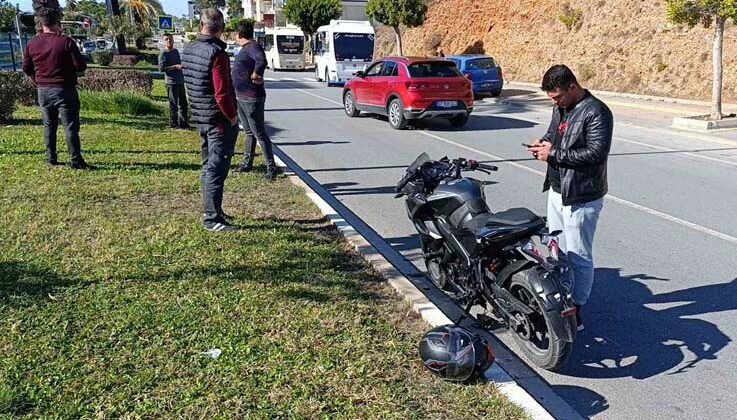 Antalya’da motosiklet minibüsle çarpıştı: 2 yaralı