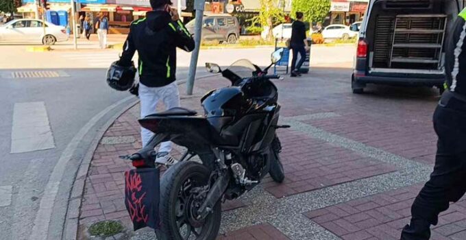 Motosikletinin plakasını okunmasın diye bereyle kapattı, cezadan kurtulamadı