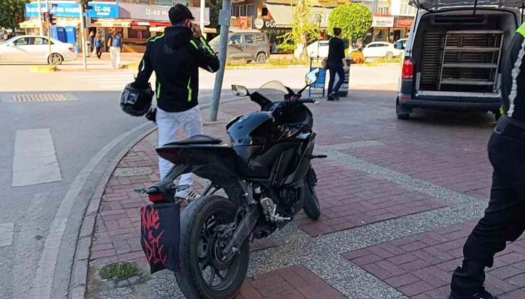 Motosikletinin plakasını okunmasın diye bereyle kapattı, cezadan kurtulamadı