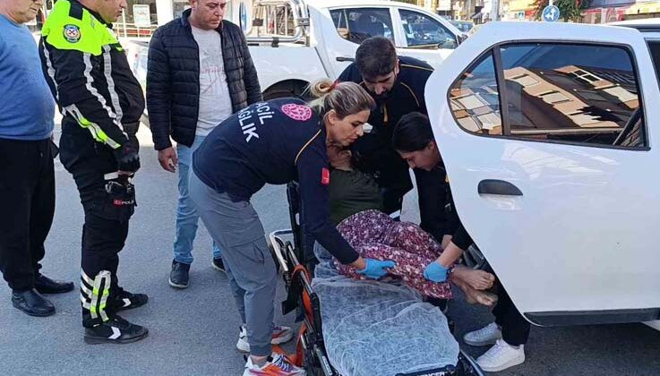 Bayılan karısını hastaneye götürürken kaza yaptı, ambulansla baygın şekilde hastaneye götürüldü