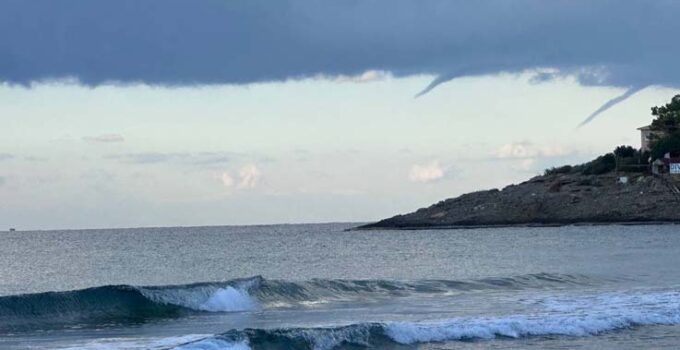 Alanya’da aynı anda çıkan iki hortum kamerada