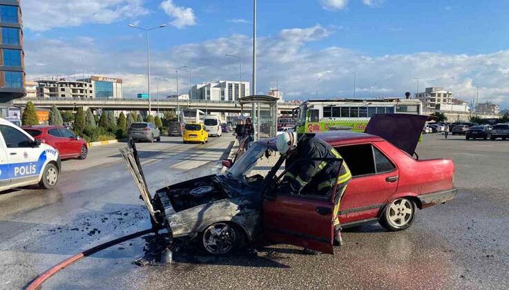 Otopark çıkışında alev alan otomobil kullanılamaz hale geldi