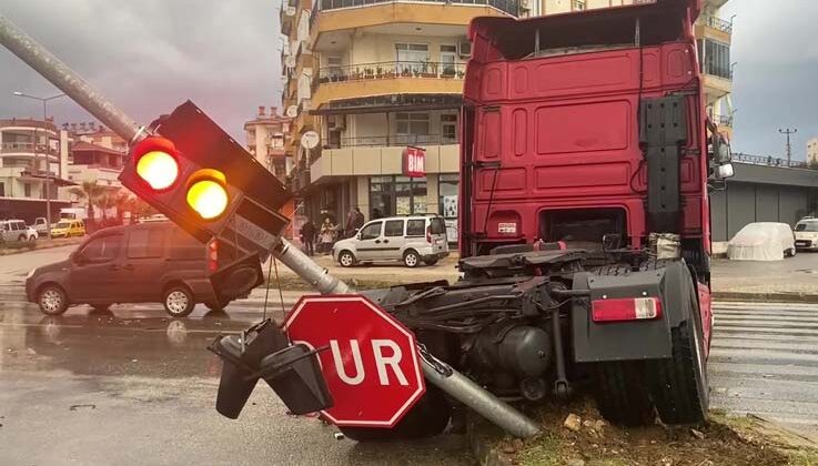 Serik’te tırlar çarpıştı: 1 yaralı