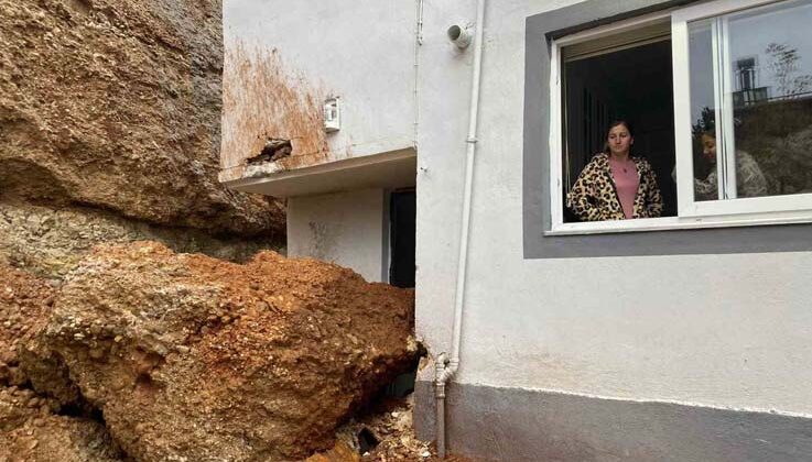 Aşırı yağış sebebiyle kopan kaya parçası evin kapısına çarptı