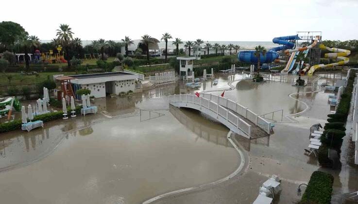 Dere taştı, oteli su bastı, 500 turist tahliye edildi