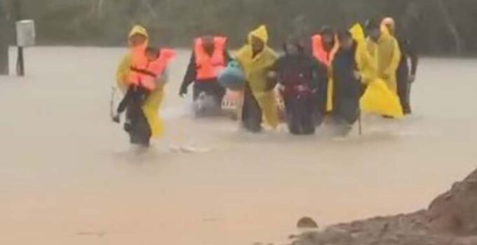 Antalya’da sel ve dolu seraları vurdu