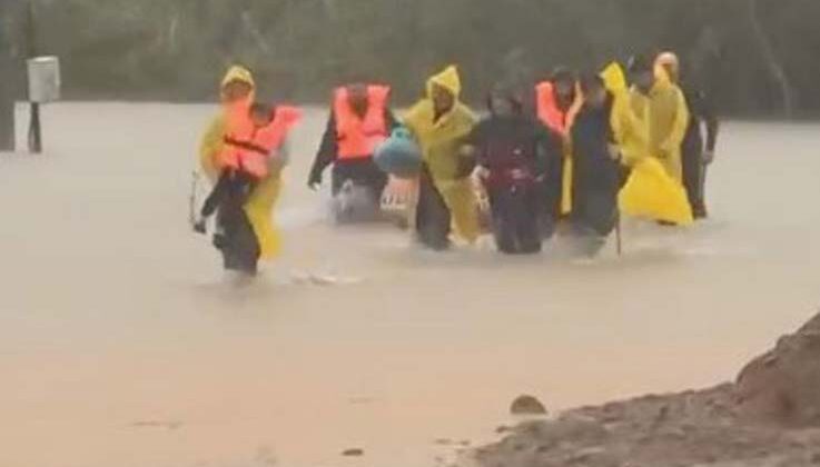 Antalya’da sel ve dolu seraları vurdu