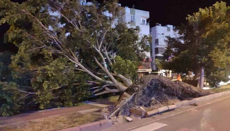 Antalya’da fırtına mesaisi