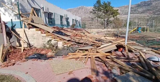 Okul, restoran ve evlerin çatıları uçtu, fırtına hayatı felç etti