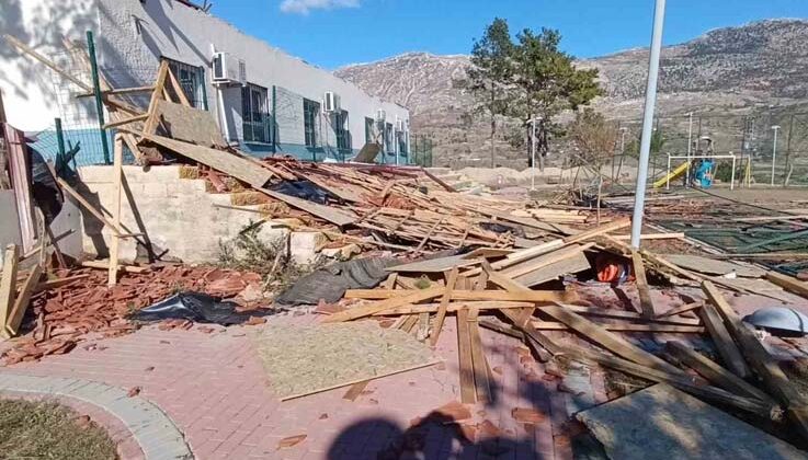 Okul, restoran ve evlerin çatıları uçtu, fırtına hayatı felç etti