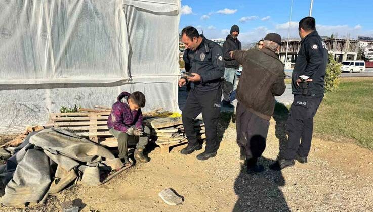 Oynamak için çaya inen 3 çocuk balçığa saplandı