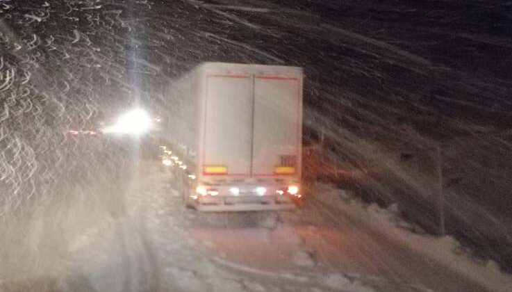 Antalya-Konya karayolu yoğun kar sebebiyle tırların geçişine kapatıldı