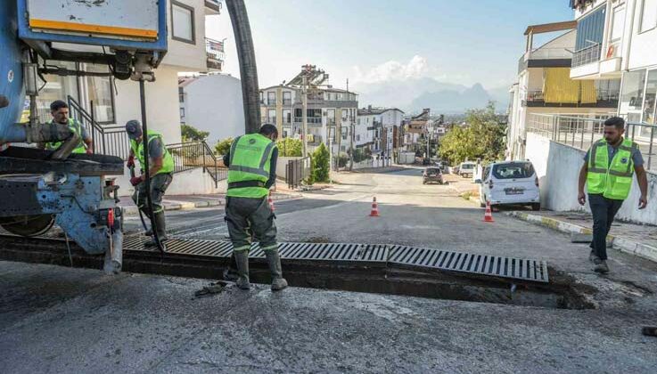 Kepez’de mazgallar vakumlu ekskavatörle temizleniyor