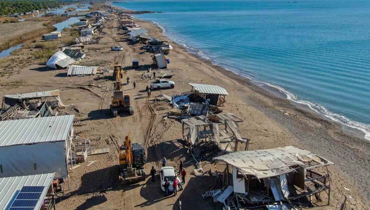 Antalya’da denize sıfır çardaklar tarihe karıştı, sahil halkın kullanımına açılacak