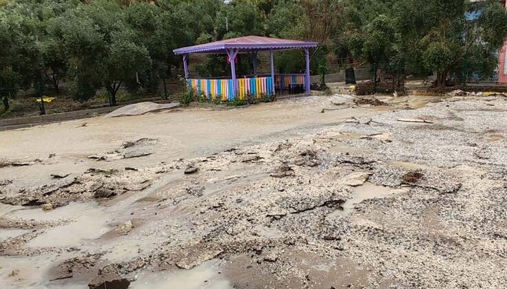 Sel suları istinat duvarını yıktı, ilköğretim okulu sele teslim oldu