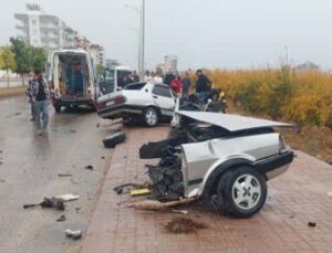 Direğe çarpan Fiat Tofaş otomobil ikiye bölündü, sürücü yaralandı