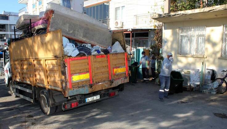 Antalya’da bir evden 3 kamyon dolusu çöp çıktı