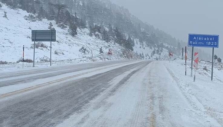 Antalya’da 1825 rakımlı Alacabel’e mevsimin ilk karı düştü