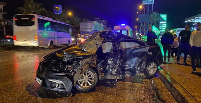 Antalya’da tur otobüsü otomobille çarpıştı: 20 yaşındaki sürücü hayatını kaybetti