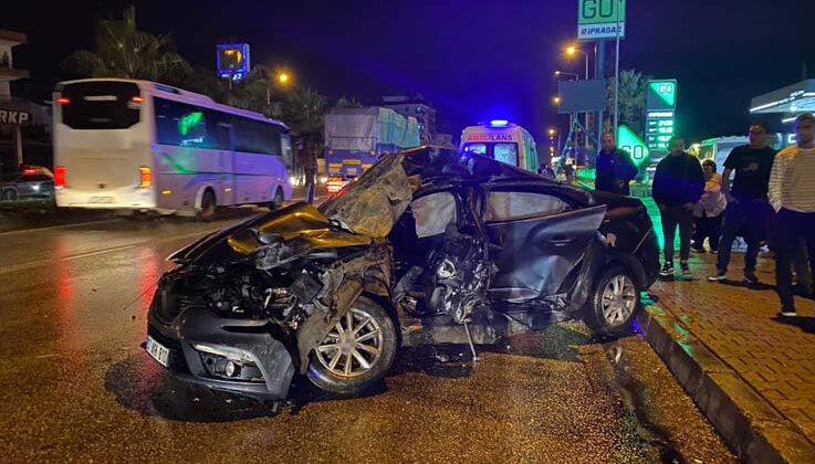 Antalya’da tur otobüsü otomobille çarpıştı: 20 yaşındaki sürücü hayatını kaybetti