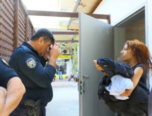 Tuvalette çığlıklarıyla polisi alarma geçirdi, kapıyı açınca ’sizleri seviyorum’ dedi