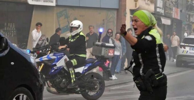 Kadın polisin yangın hassasiyetine emniyet müdüründen plaket