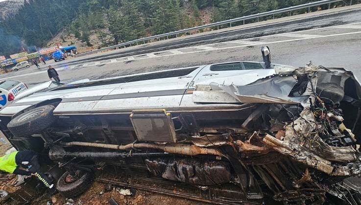 Antalya’da yolcu minibüsü devrildi: 9 yaralı