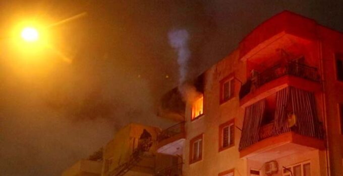 Gece saatlerinde çıkan yangın apartman sakinlerine korku dolu anlar yaşattı