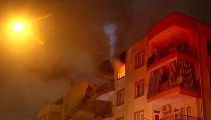 Gece saatlerinde çıkan yangın apartman sakinlerine korku dolu anlar yaşattı