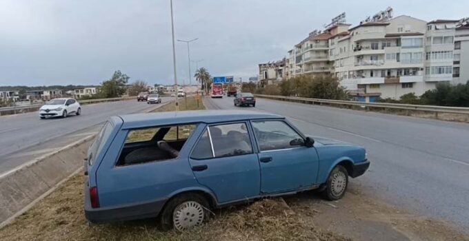 Seyir halindeyken lastiği patlayan Tofaş kanalı aşıp refüje uçtu