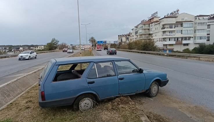 Seyir halindeyken lastiği patlayan Tofaş kanalı aşıp refüje uçtu