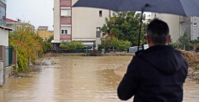 Antalya’da ünlü turizm merkezi sular altında