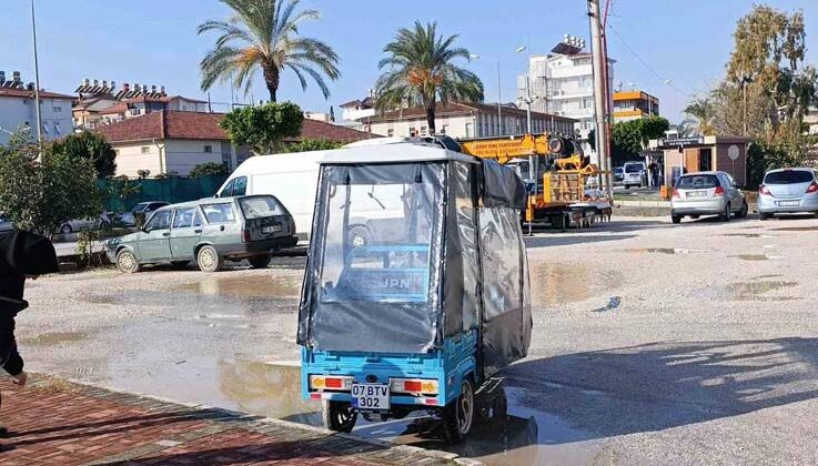 Kaldırıma çarpıp devrilen elektrikli bisikletin sürücüsü yaralandı