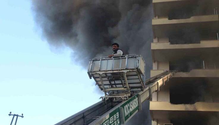 Alanya’da 12 katlı inşaattaki yangına 23 itfaiye aracı ve 100’ün üzerinde personel müdahale etti