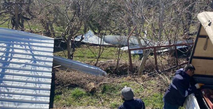 Fırtına Gazipaşa’da köy konağının çatısını uçurdu